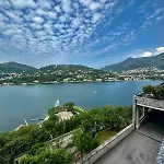 View Ac And Garage شقة كومو